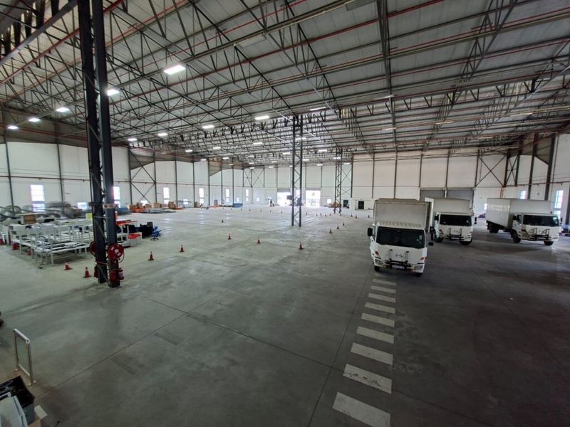 Neat distribution warehouse to let in Airport City - Photo 4