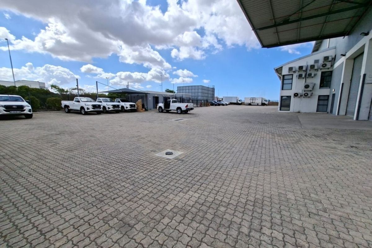 Neat distribution warehouse to let in Airport City - Photo 2