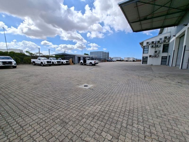 Neat distribution warehouse to let in Airport City - Photo 2