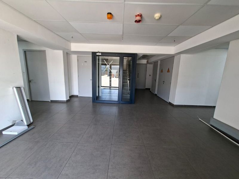 Neat distribution warehouse to let in Airport City - Photo 10