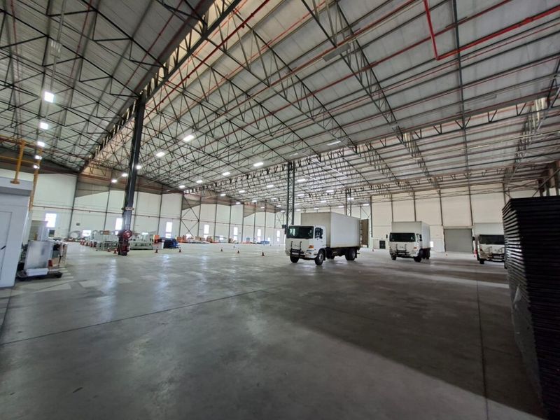 Neat distribution warehouse to let in Airport City - Photo 8