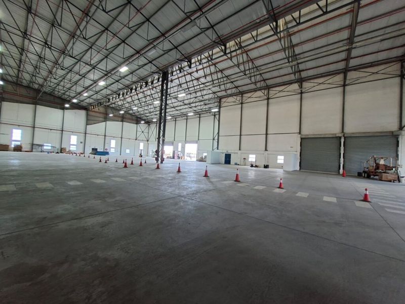 Neat distribution warehouse to let in Airport City - Photo 7