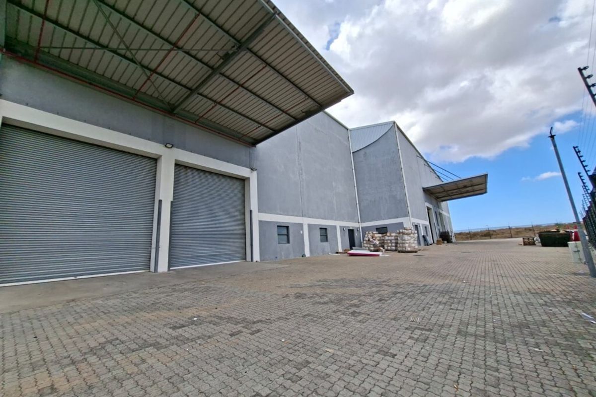 Neat distribution warehouse to let in Airport City - Photo 3