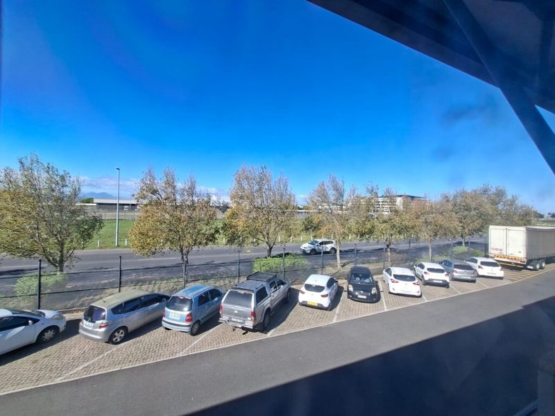 404 m2 Unit in popular CTX Business park in the Airport Precint - Photo 2