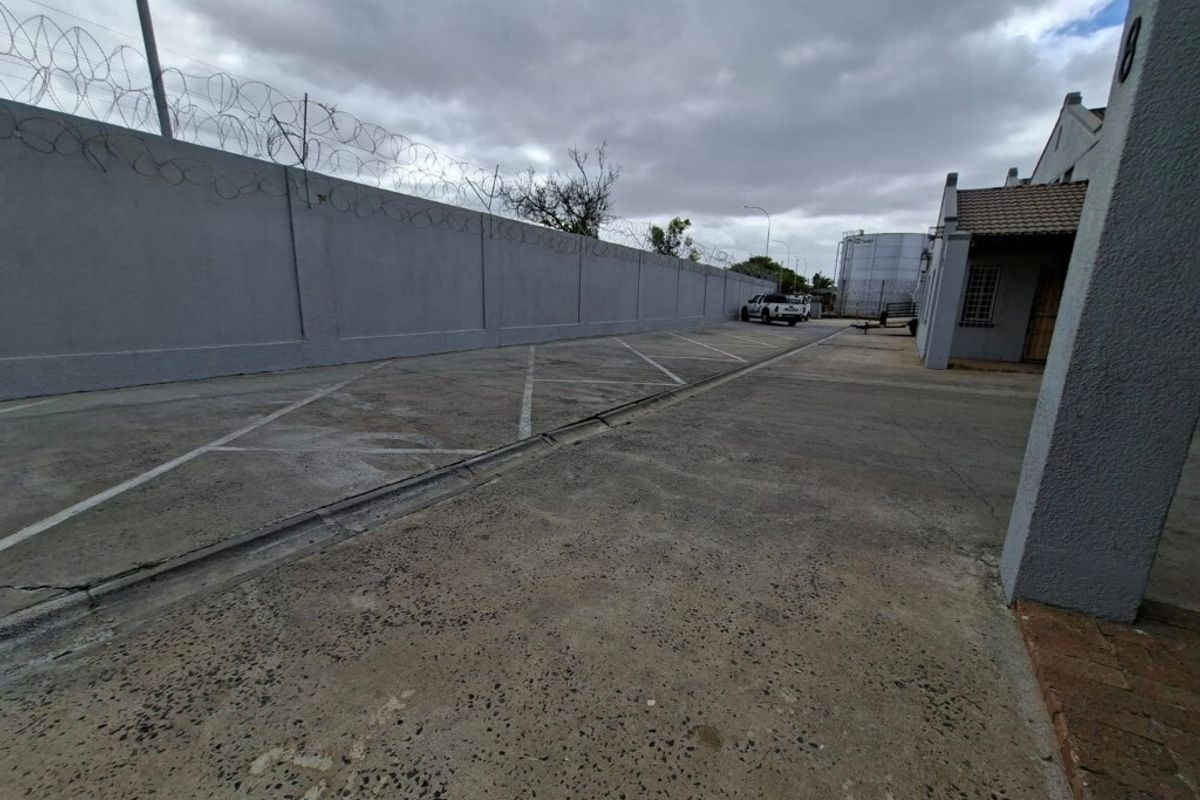 Small industrial unit to let in Airport Industria 1 - Photo 4