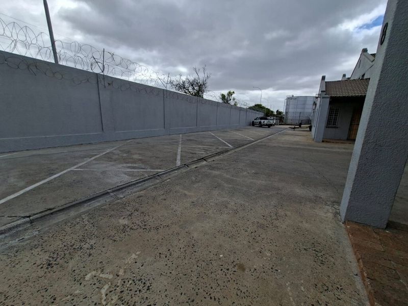 Small industrial unit to let in Airport Industria 1 - Photo 4