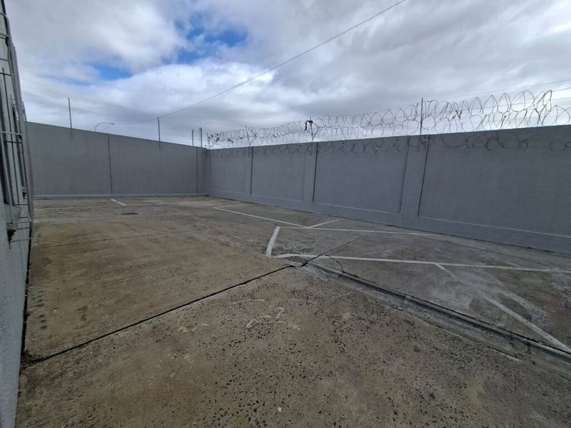 Small industrial unit to let in Airport Industria 1 - Photo 3
