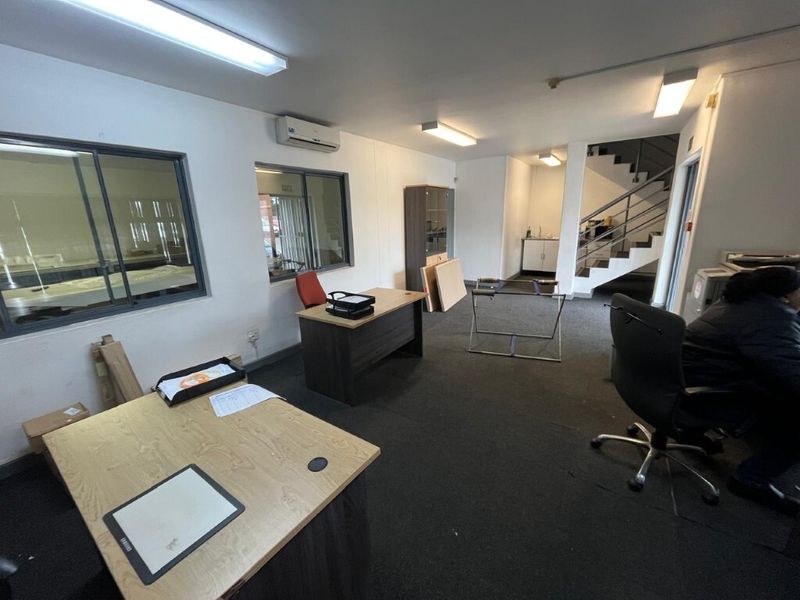 Neat unit to rent in CTX Business Park, Airport Industria - Photo 10