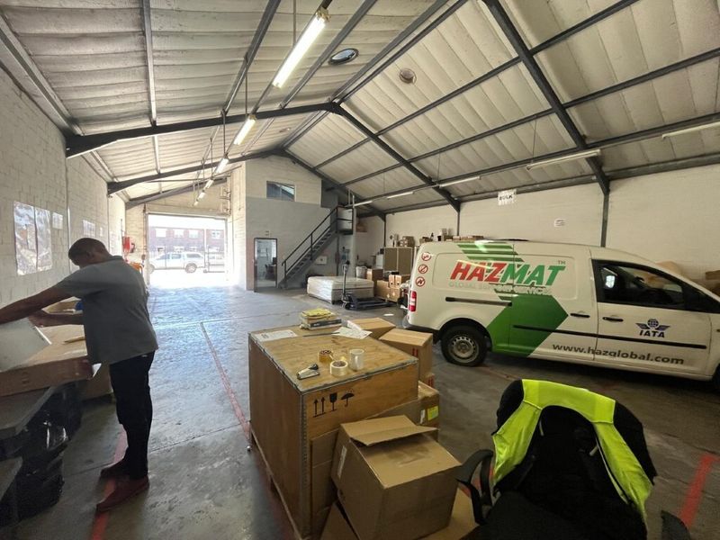 Mini warehouse to let in Airport Industria 2 - Photo 9
