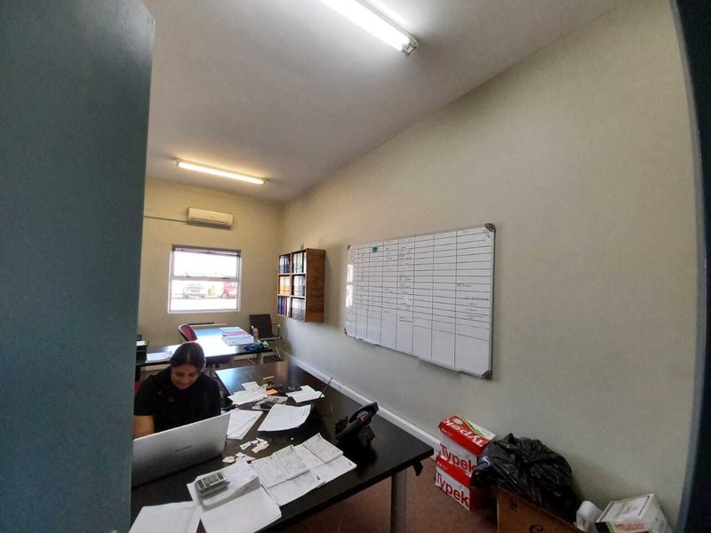 Workshop and massive yard for rent in Airport Industria - Photo 10