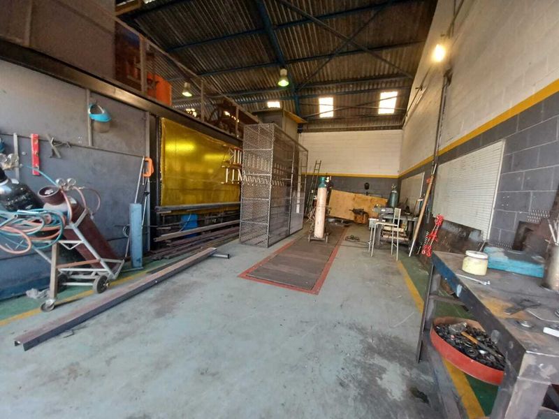 Workshop and massive yard for rent in Airport Industria - Photo 8