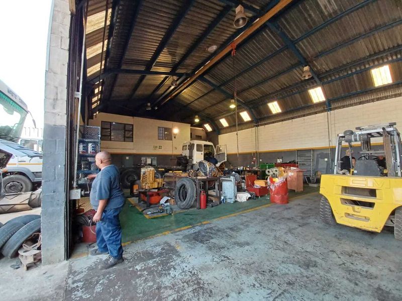 Workshop and massive yard for rent in Airport Industria - Photo 6
