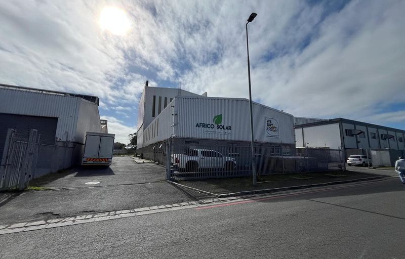 Airport Industria warehouse, ultra high with massive exposure!
