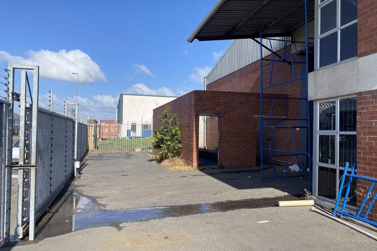 Fully Let Investment Property in Airport Industria - Photo 3