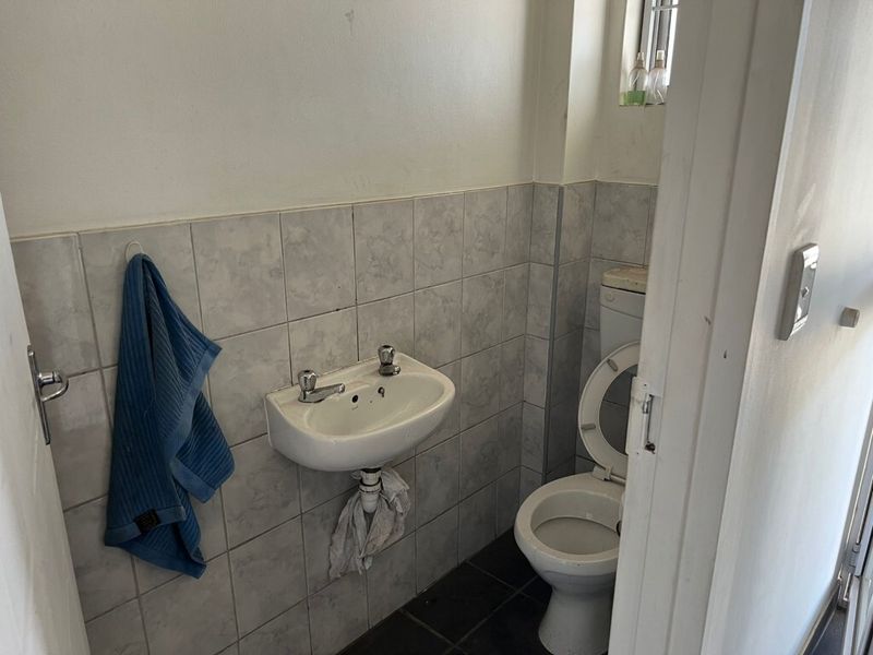 SOLE MANDATE! Neat unit in a secure park available to let in Airport City - Photo 9