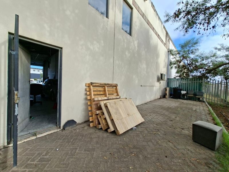 Industrial unit available for rent in Airport City - Photo 8