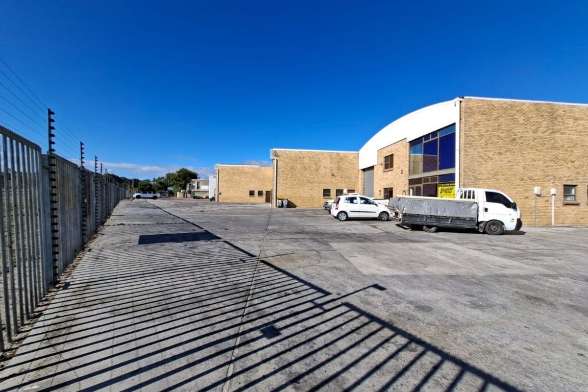 6700m2 warehouse to let or for sale in Bellville - Photo 3