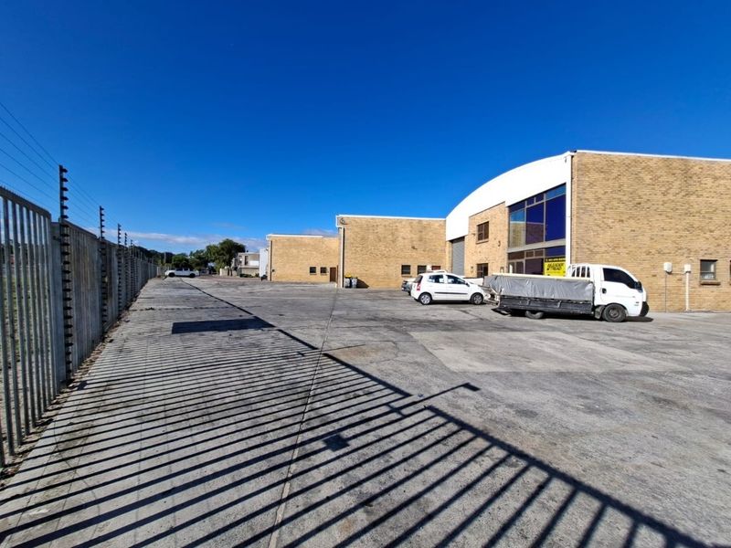 6700m2 warehouse to let or for sale in Bellville - Photo 3