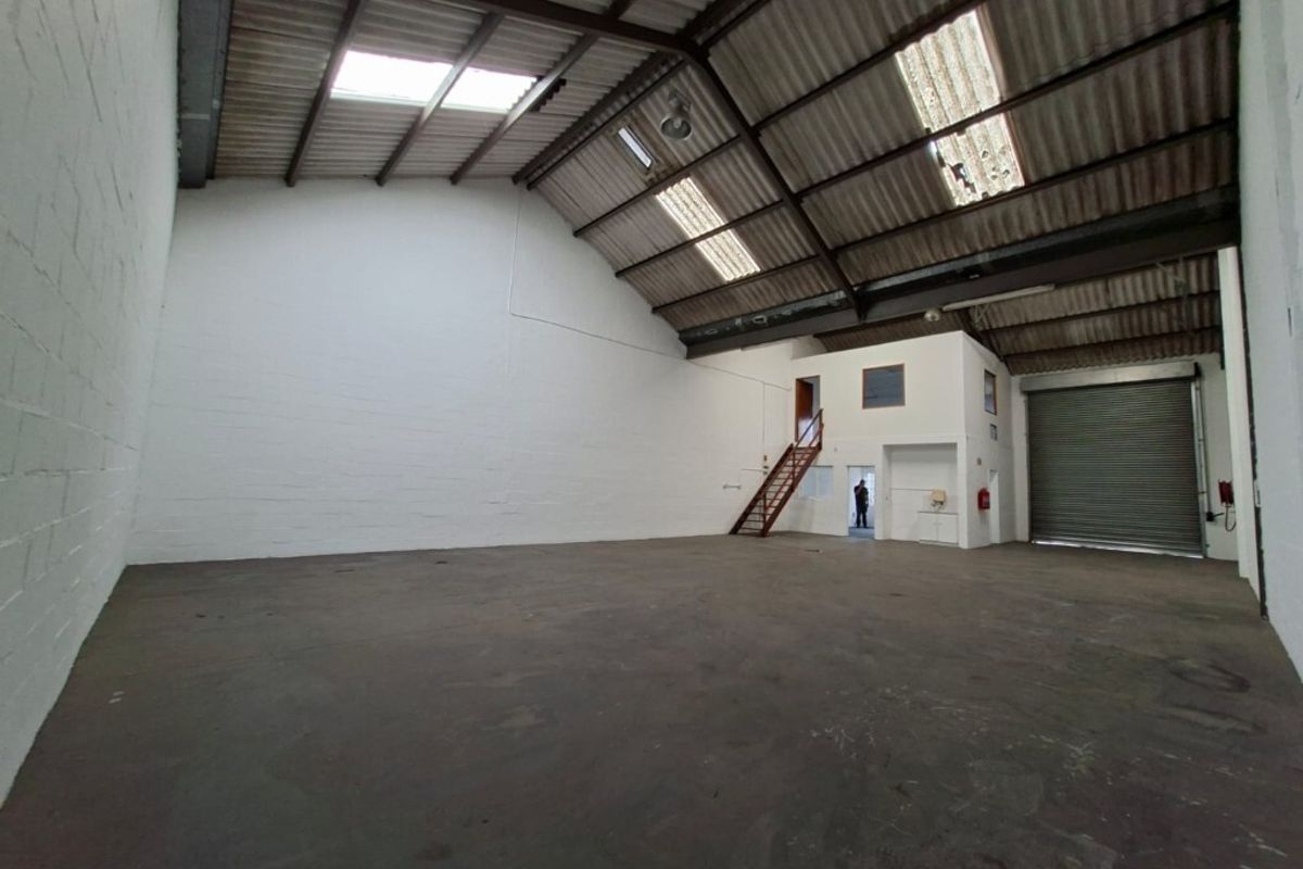 Small industrial unit to let in Airport Industria 1 - Photo 3