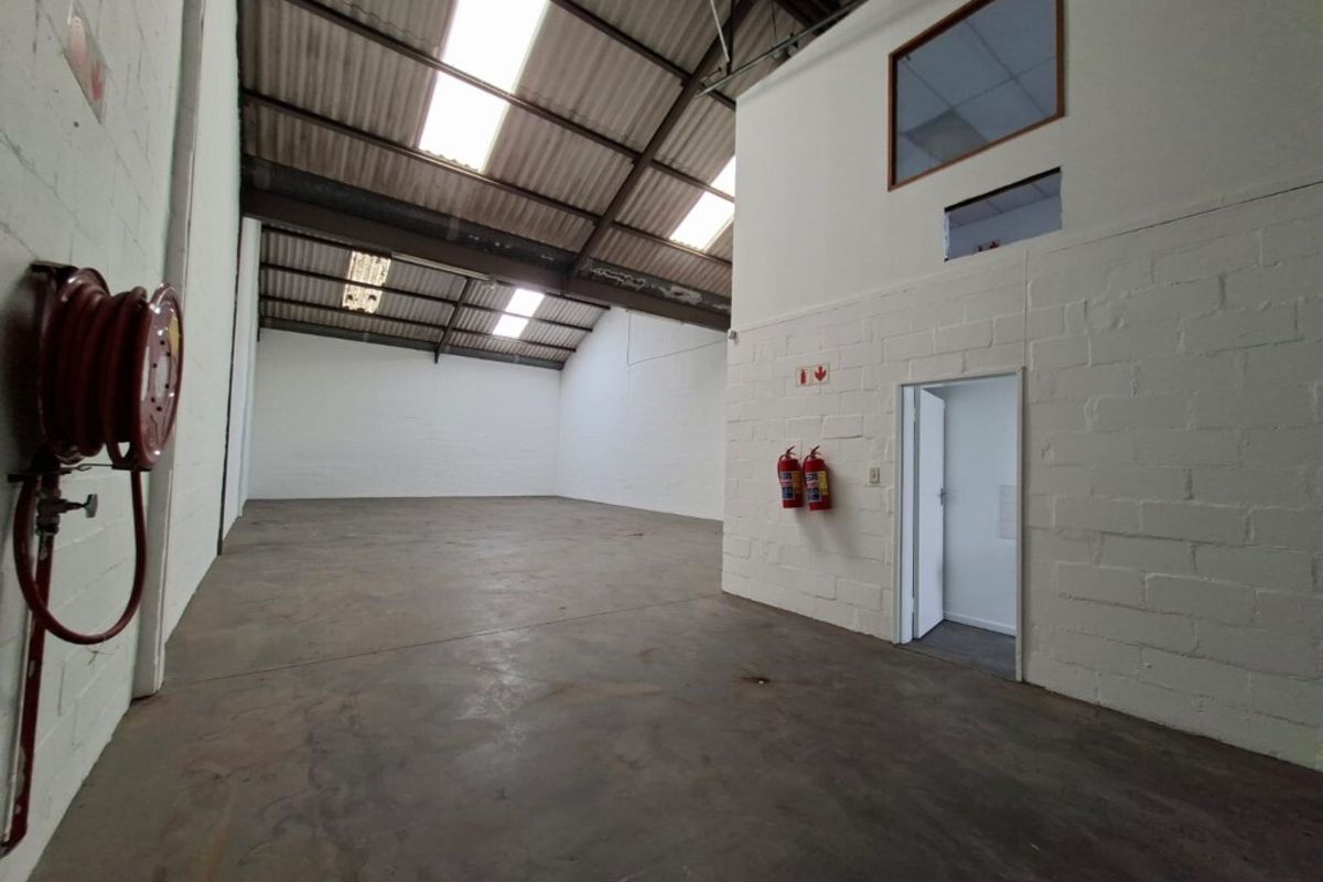 Small industrial unit to let in Airport Industria 1 - Photo 5