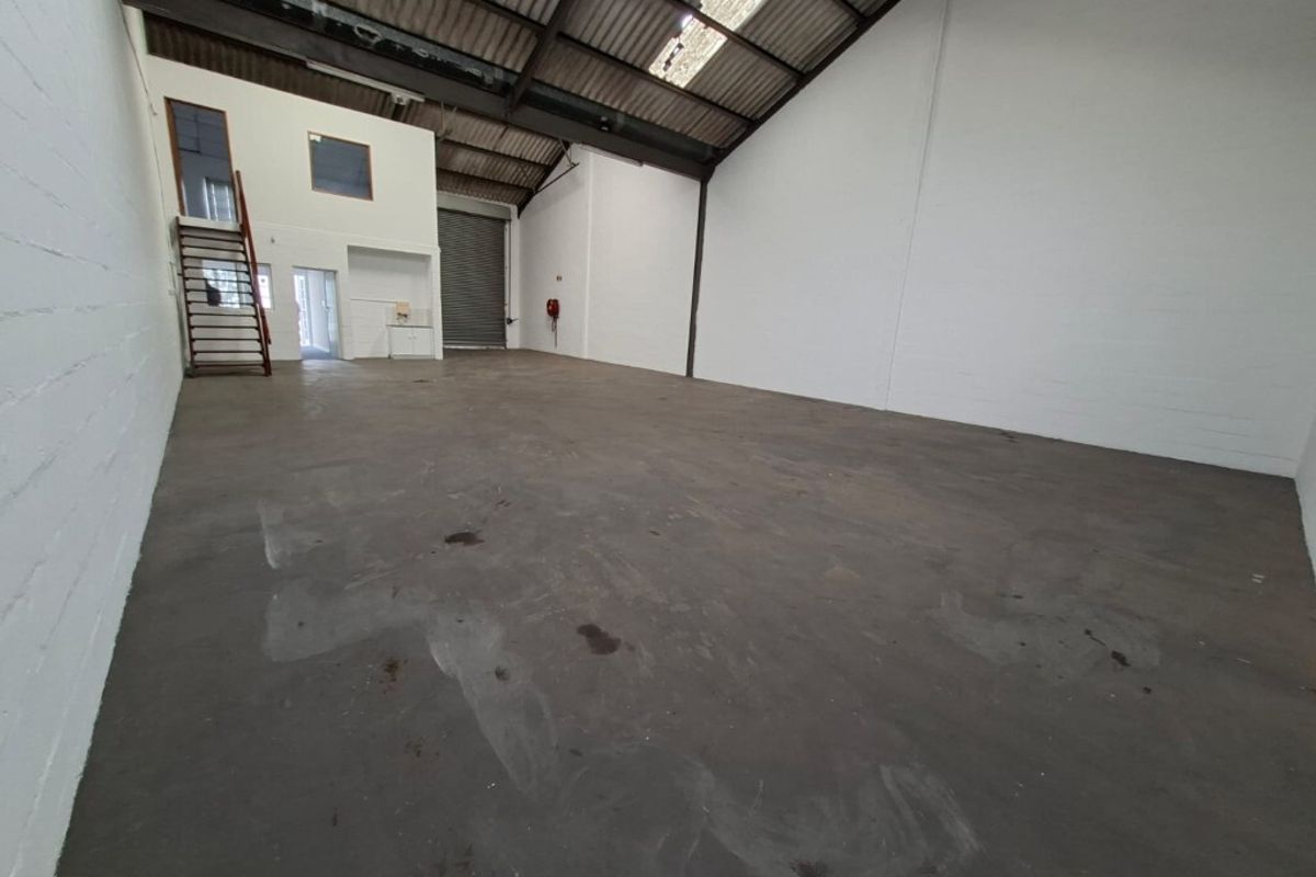 Small industrial unit to let in Airport Industria 1 - Photo 4