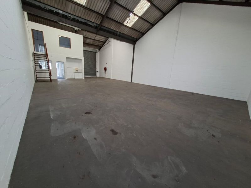 Small industrial unit to let in Airport Industria 1 - Photo 4