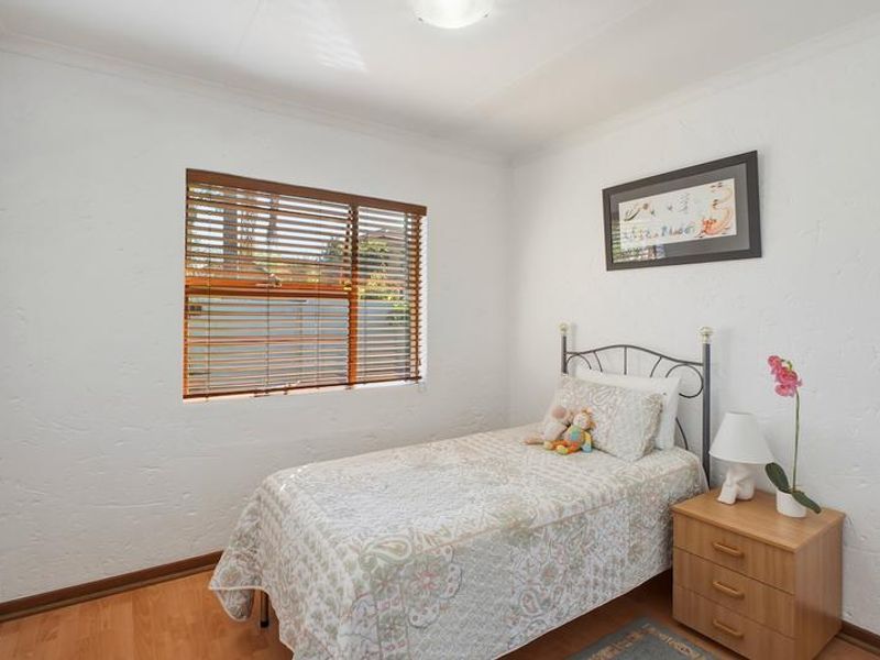 A Lovingly Maintained Garsfontein Family Home in a Quiet Cul-de-Sac with flat, or that can be your home office! - Photo 9