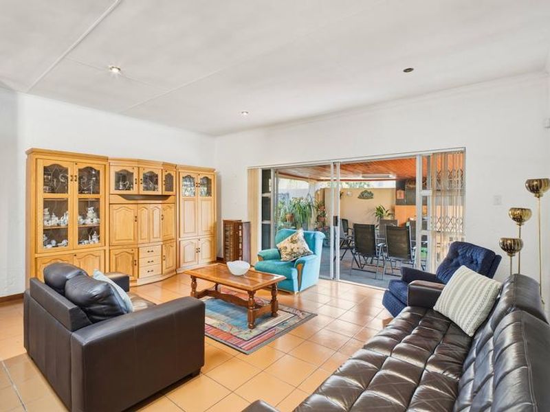 A Lovingly Maintained Garsfontein Family Home in a Quiet Cul-de-Sac with flat, or that can be your home office! - Photo 6