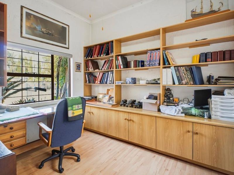 A Lovingly Maintained Garsfontein Family Home in a Quiet Cul-de-Sac with flat, or that can be your home office! - Photo 4