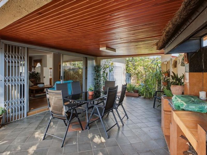 A Lovingly Maintained Garsfontein Family Home in a Quiet Cul-de-Sac with flat, or that can be your home office! - Photo 7