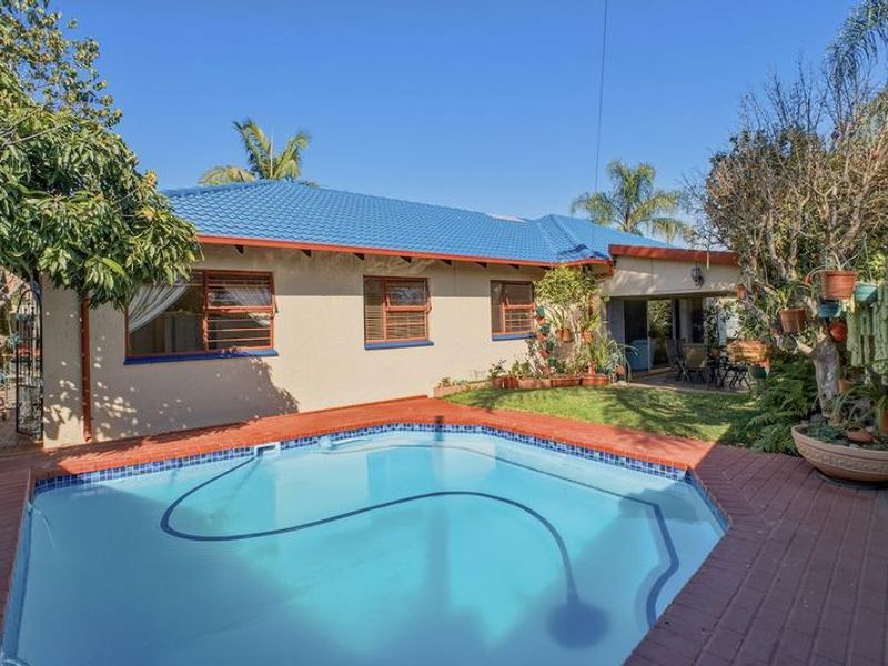 A Lovingly Maintained Garsfontein Family Home in a Quiet Cul-de-Sac with flat, or that can be your home office! - Photo 8
