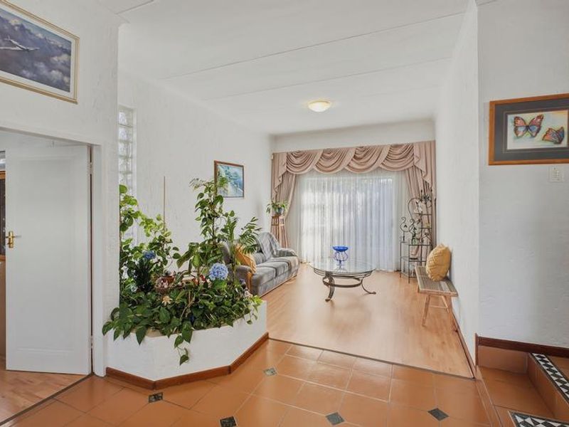 A Lovingly Maintained Garsfontein Family Home in a Quiet Cul-de-Sac with flat, or that can be your home office! - Photo 2