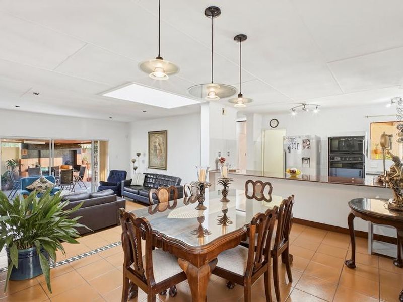 A Lovingly Maintained Garsfontein Family Home in a Quiet Cul-de-Sac with flat, or that can be your home office! - Photo 5