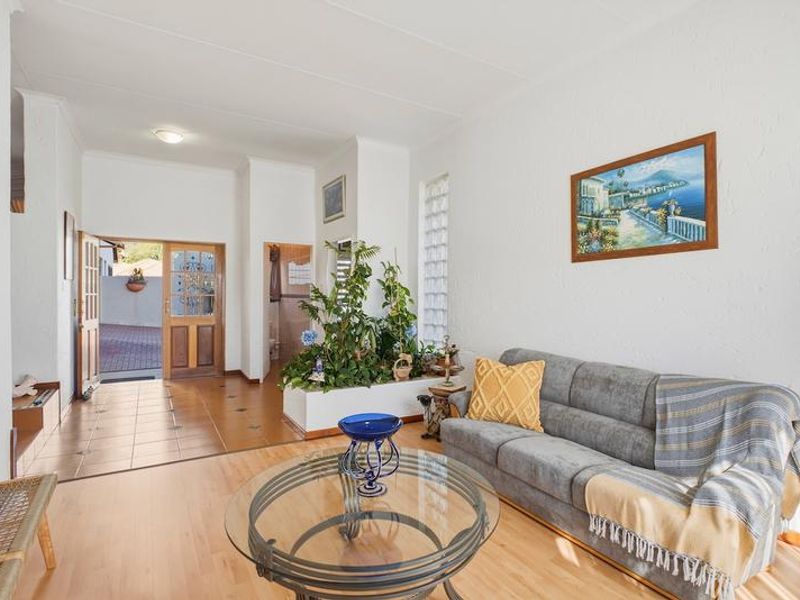 A Lovingly Maintained Garsfontein Family Home in a Quiet Cul-de-Sac with flat, or that can be your home office! - Photo 3