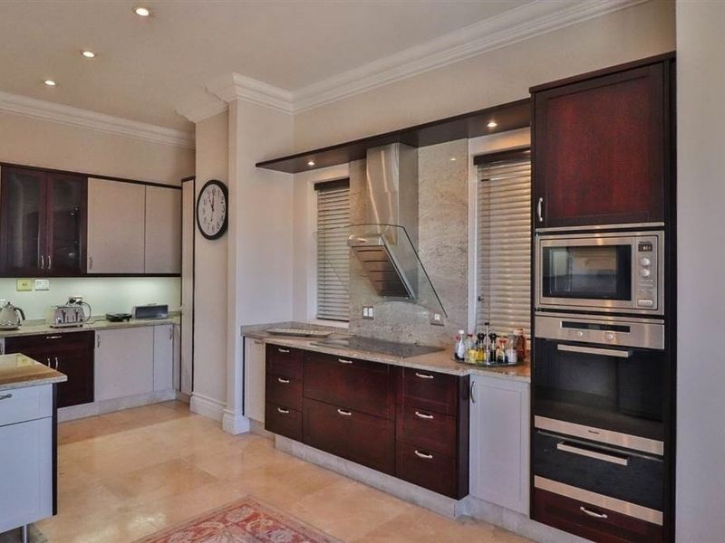 Townhouse For Sale in Sandown - Photo 6