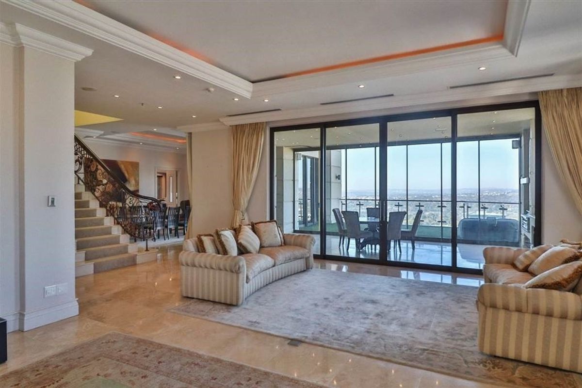 Townhouse For Sale in Sandown - Photo 3