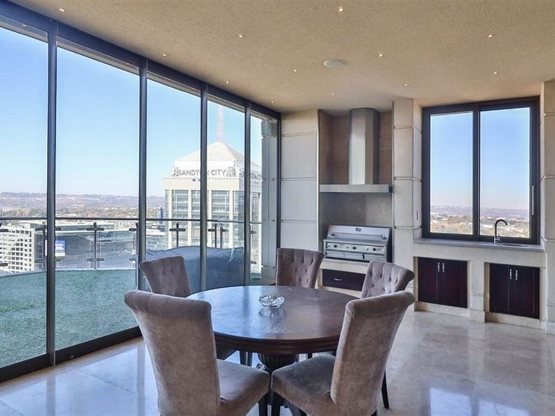 Townhouse For Sale in Sandown - Photo 5