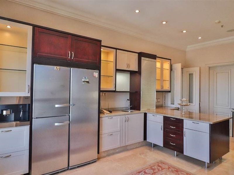 Townhouse For Sale in Sandown - Photo 4