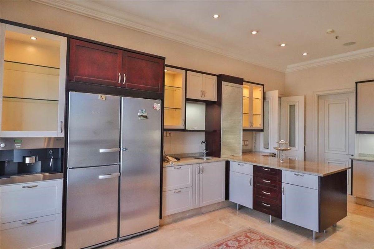 Townhouse For Sale in Sandown - Photo 4