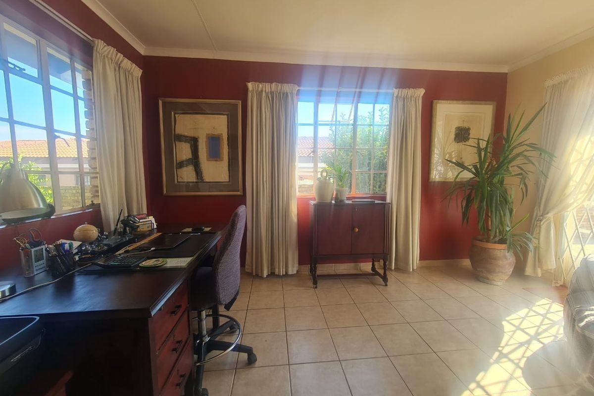 Townhouse For Sale in Meiringspark Ext 5 - Photo 3