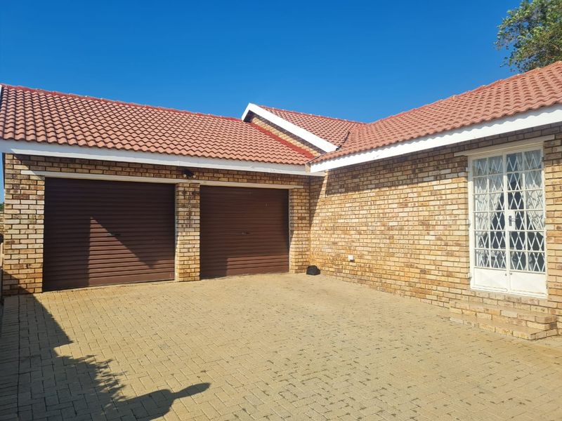 Townhouse For Sale in Meiringspark Ext 5 - Photo 2