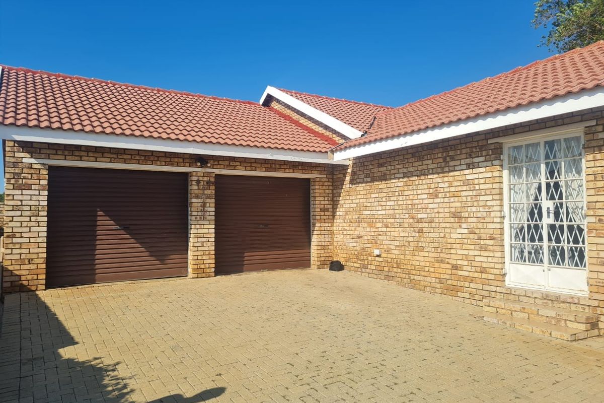 Townhouse For Sale in Meiringspark Ext 5 - Photo 2