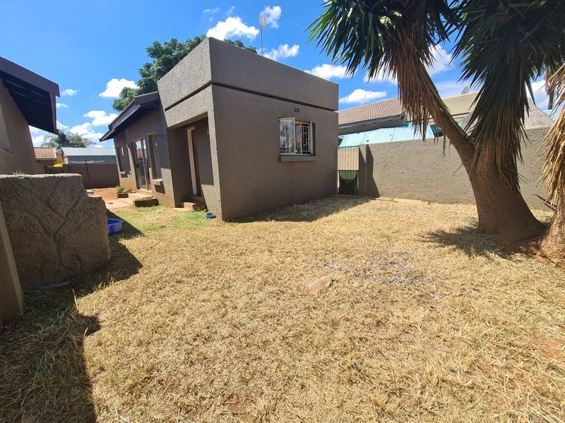 Townhouse For Sale in Bendor - Photo 2