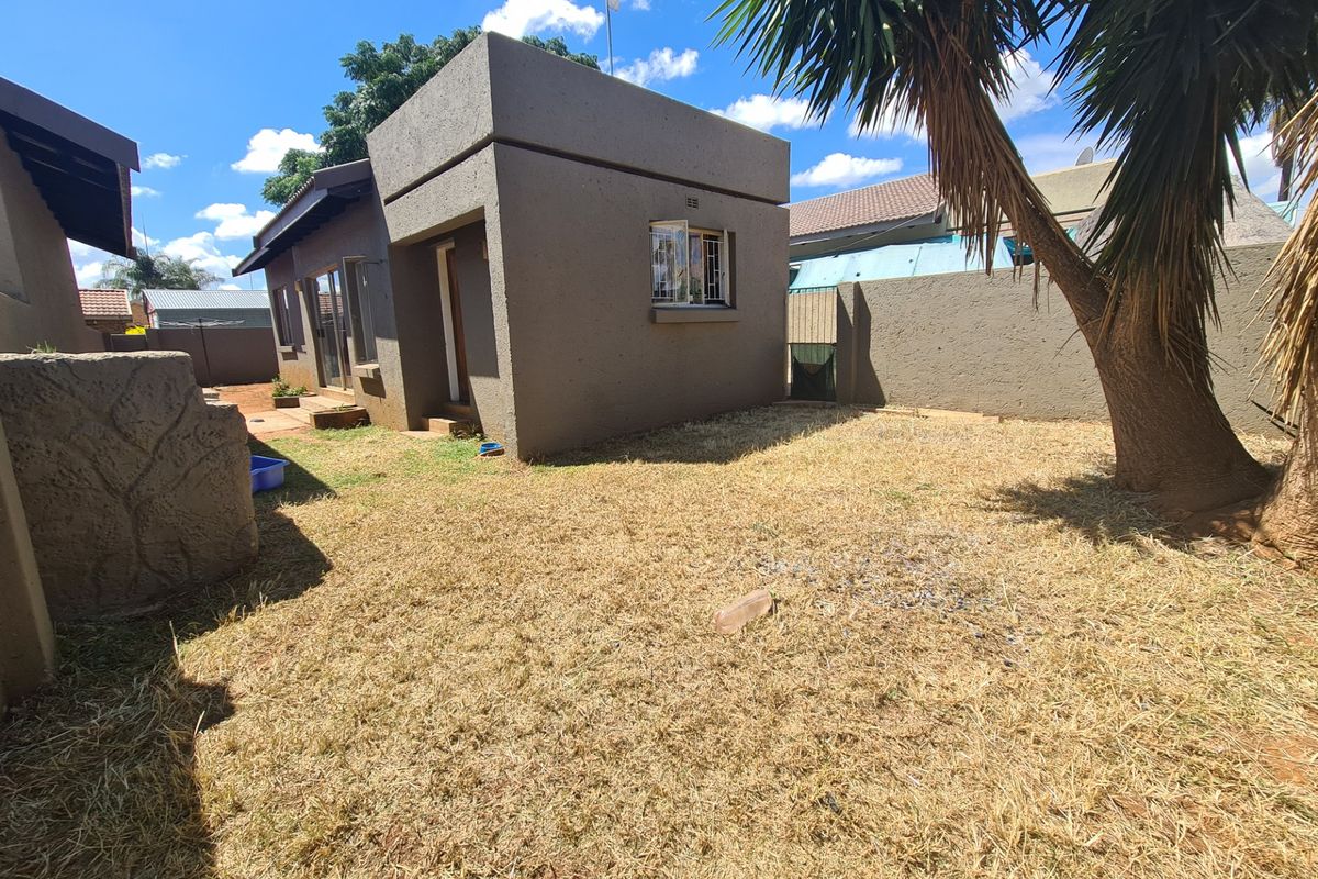 Townhouse For Sale in Bendor - Photo 2