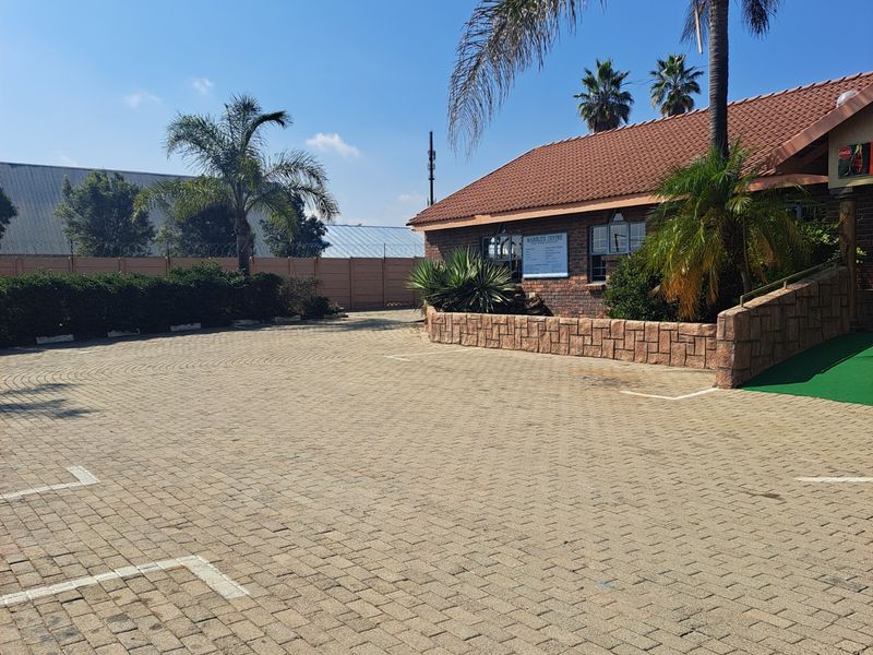 Retail For Sale in Ivy Park - Photo 2