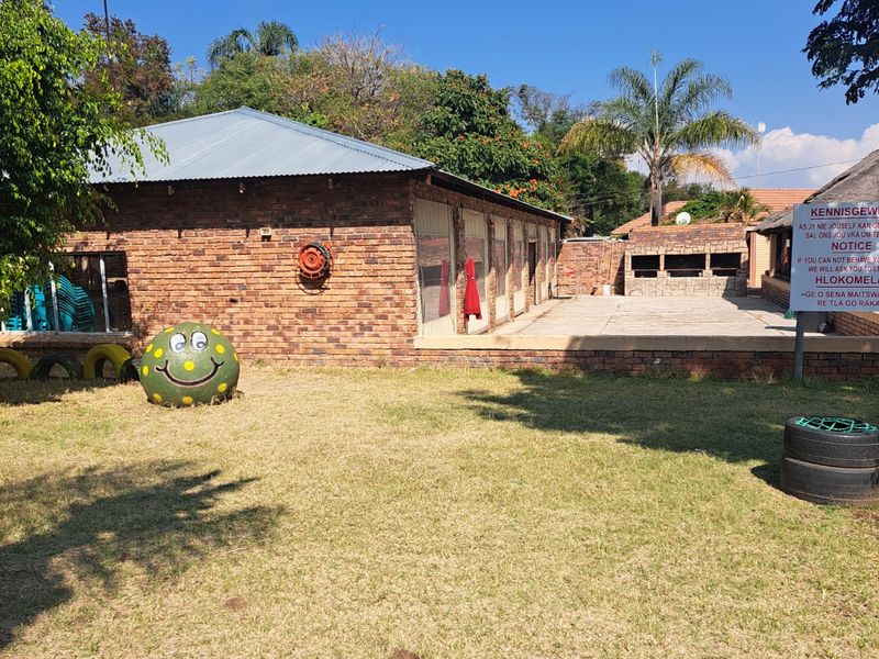 Retail For Sale in Ivy Park - Photo 6