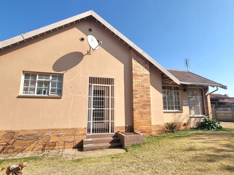 House For Sale in Stilfontein Ext 1 - Photo 9
