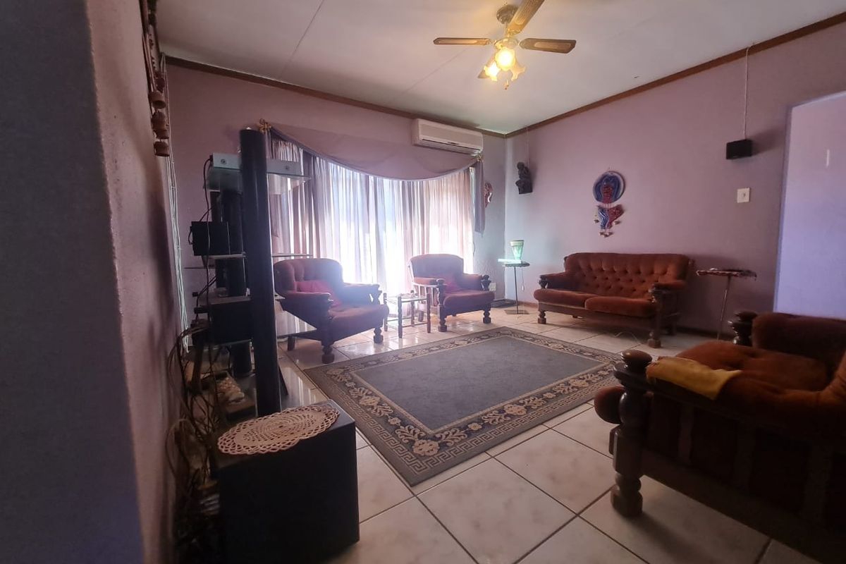 House For Sale in Meiringspark Ext 4 - Photo 2