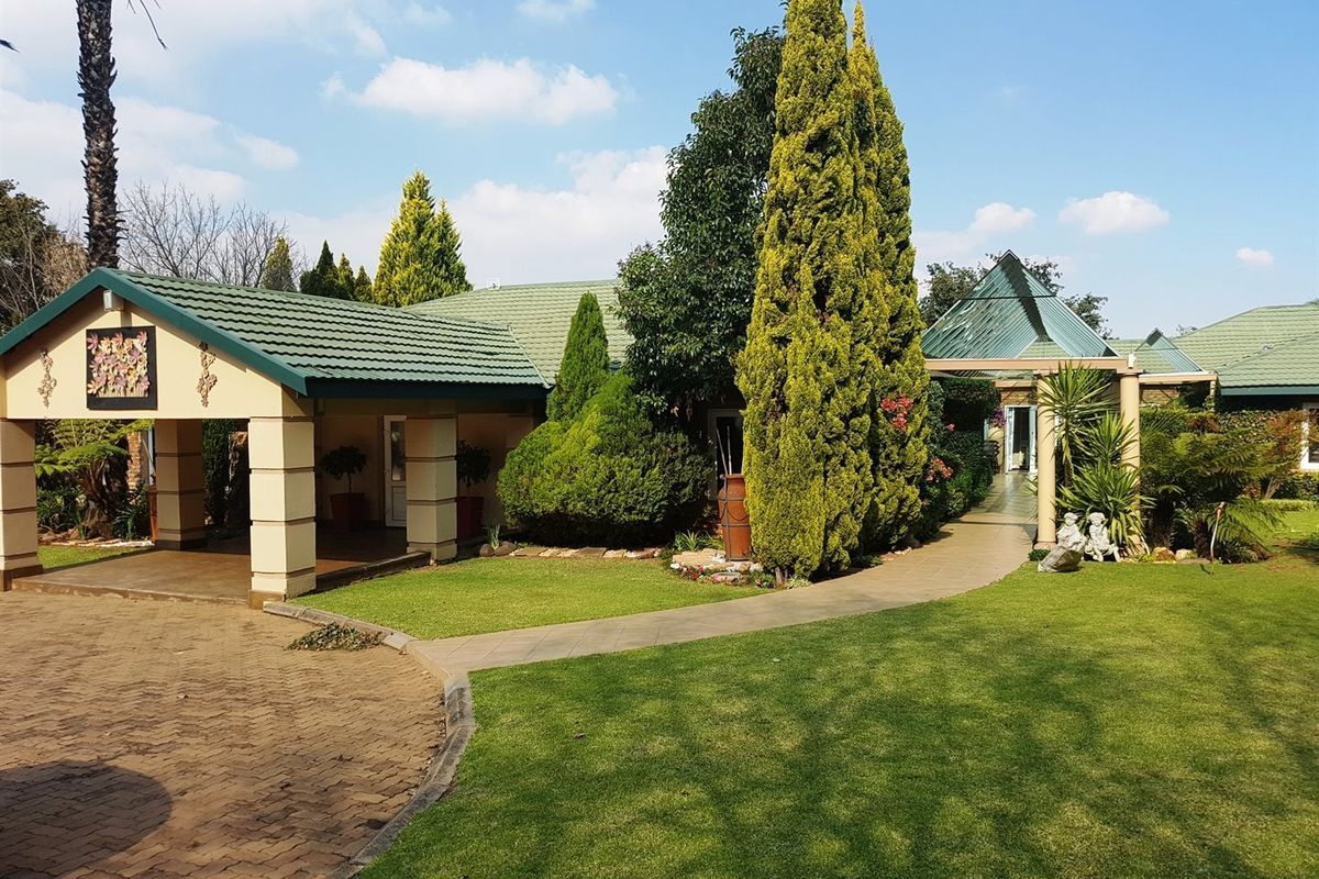 Guest House For Sale in Lydenburg Rural - Photo 3