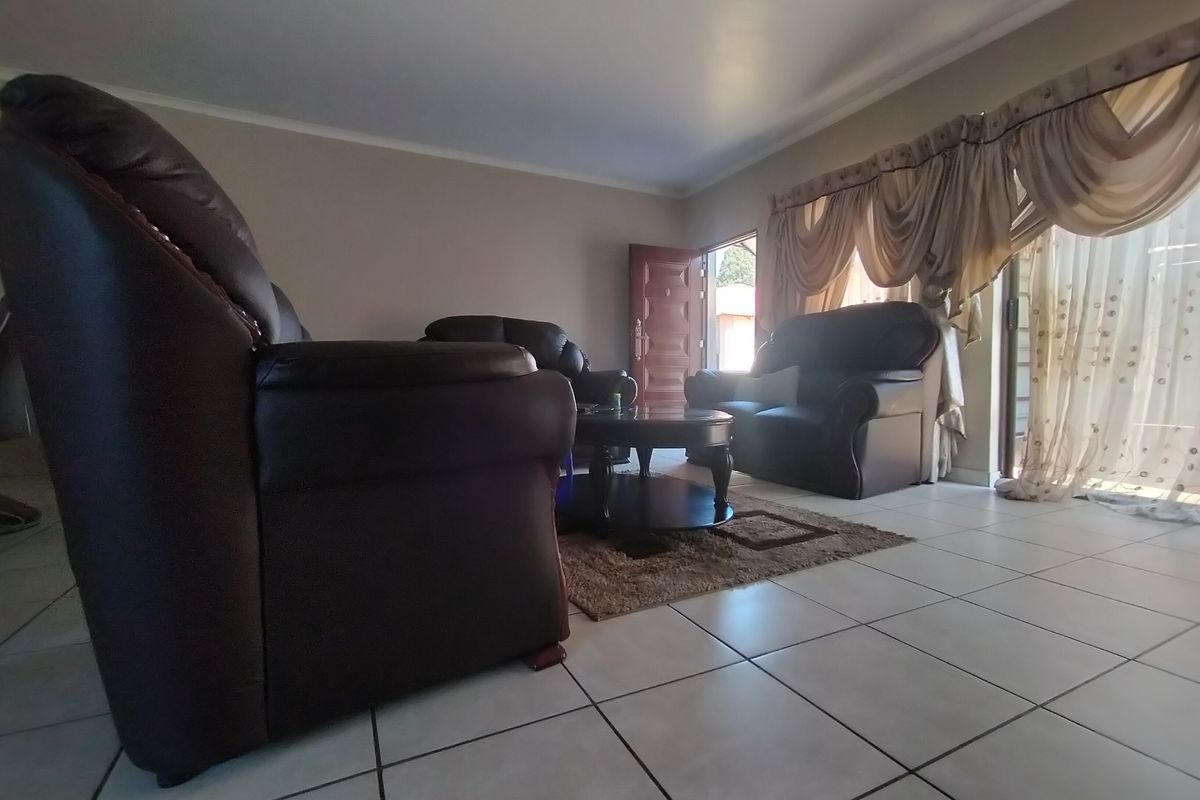 Townhouse For Sale in Flamwood - Photo 4